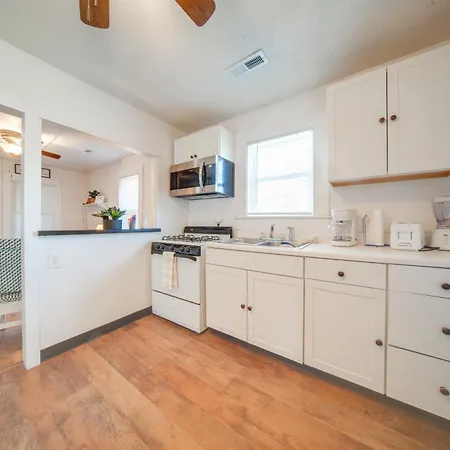 Charming Cottage With Yard Less Than 1 Mi To Lake Erie!
